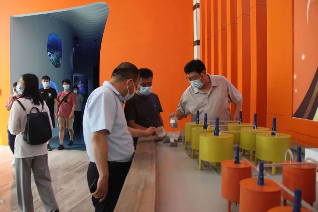 第二屆日照海洋生物產業高質量發展論壇專家來潔晶集團參觀