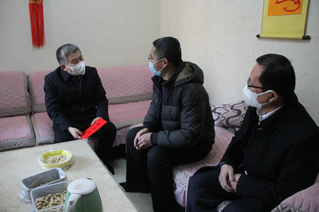 市委常委、副市長(zhǎng)賈剛走訪慰問公司困難職工 市委常委、副市長(zhǎng)賈剛走訪慰問公司困難職工